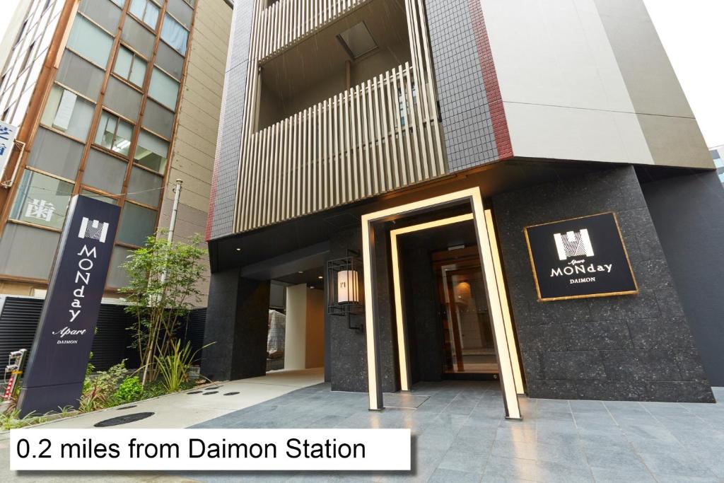 ein Gebäude mit einer Tür davor in der Unterkunft MONday Apart Hamamatsucho Daimon in Tokio