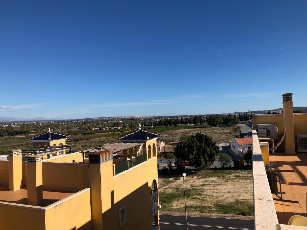 una vista desde el techo de un edificio en Casa suerte en Algorfa