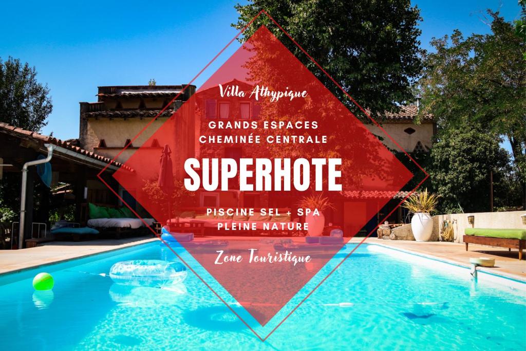 una señal que está al lado de una piscina en Villa MAS GUAPA dans le TARN Albigeois 81, en Lescure-dʼAlbigeois