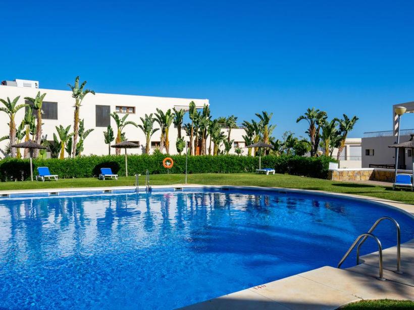 una gran piscina frente a un edificio en Marbella Hills en Marbella