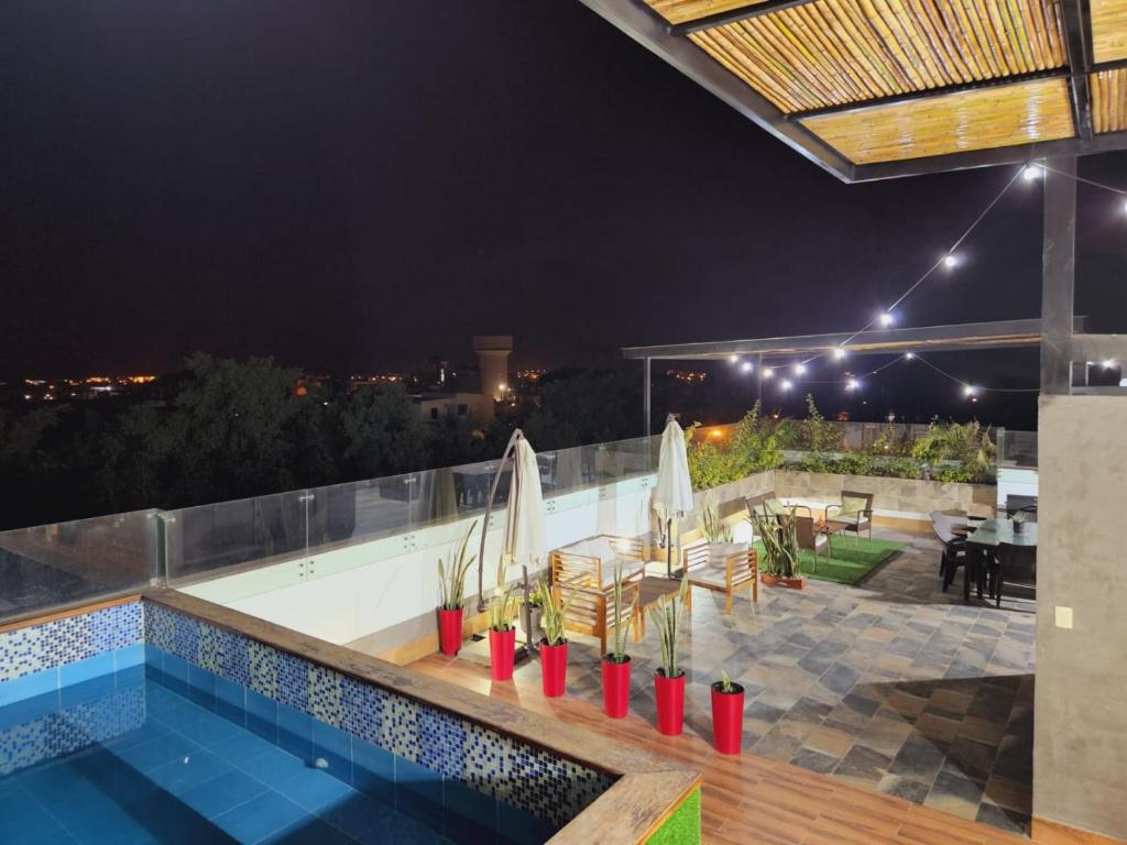 an outdoor patio with a pool at night at Departamento exclusivo ica in Ica