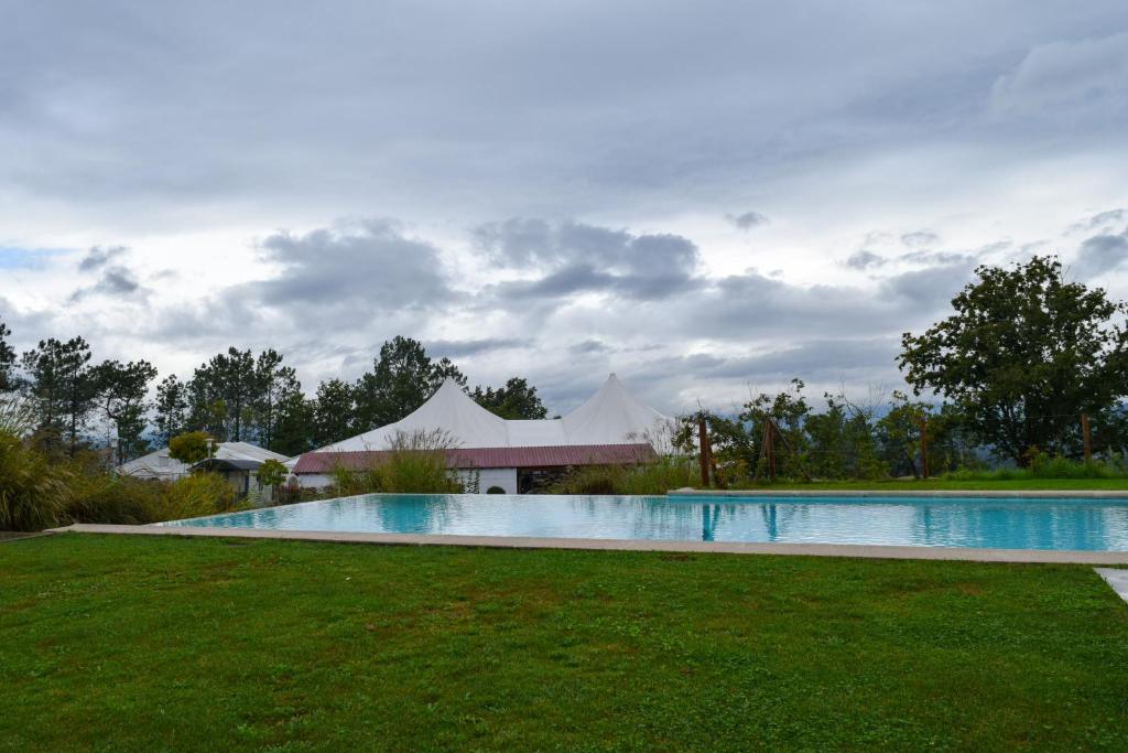 The swimming pool at or close to Hotel Nande