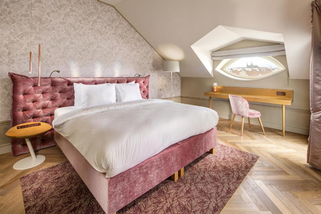 Postel nebo postele na pokoji v ubytování Mamaison Hotel Riverside Prague
