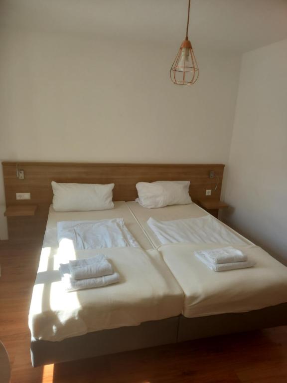ein Bett mit zwei Kissen auf einem Zimmer in der Unterkunft Hotel Krone Bad Cannstatt in Stuttgart