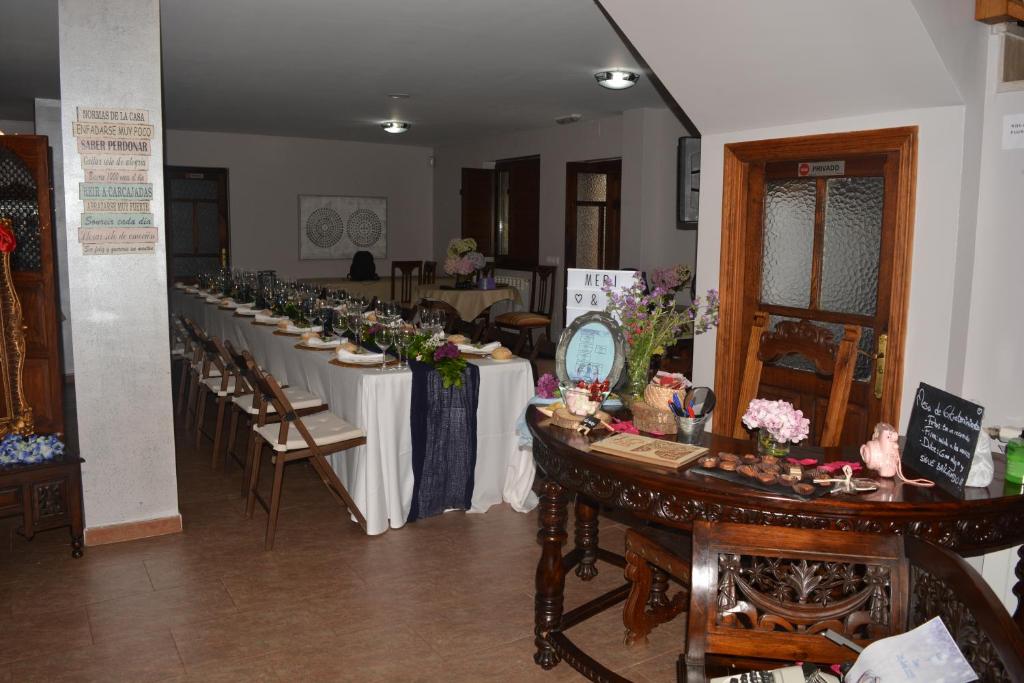 A restaurant or other place to eat at el calero