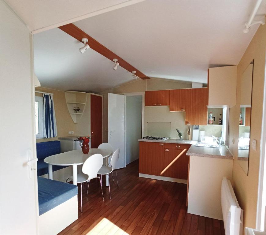 Kuchyň nebo kuchyňský kout v ubytování Casitas Mobil Home