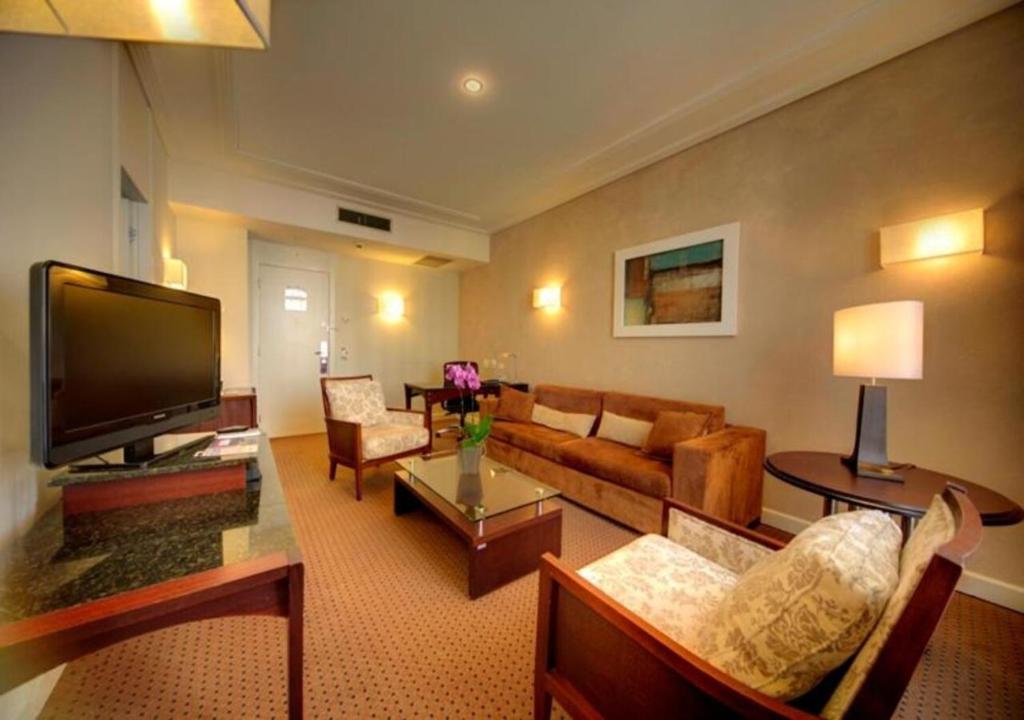 TV a/nebo společenská místnost v ubytování Radisson Hotel Curitiba