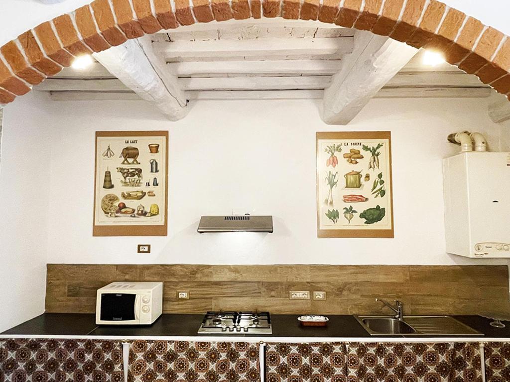 A kitchen or kitchenette at Appartamento con Piscina e Giardino a Siena