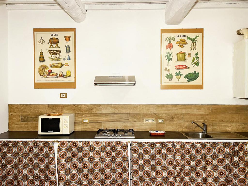 A kitchen or kitchenette at Appartamento con Piscina e Giardino a Siena