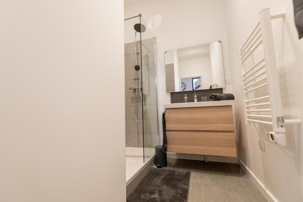 Kúpeľňa v ubytovaní KASA LOFT CENTRE 2 - WIFI et TV - Confortable et stationnement gratuit à proximité