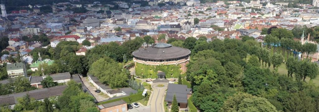 eine Luftansicht eines Gebäudes in einer Stadt in der Unterkunft Citadel Inn Gastro Boutique Hotel in Lwiw