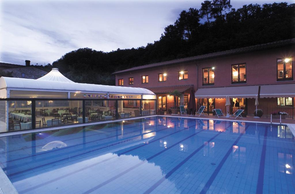 Bazén v ubytování Hotel Lago Verde nebo v jeho okolí