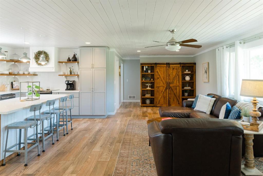 Secluded Villa on 50+ acres - near IU and Nashville - Housity
