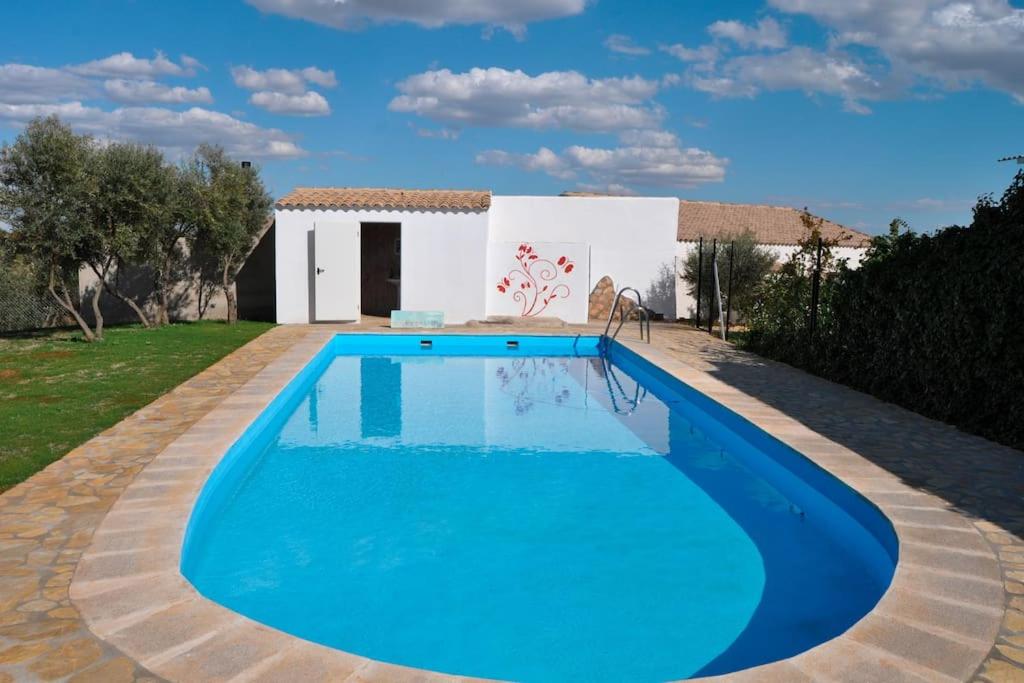 Bazén v ubytovaní Casa rural JUNCAREJO S CAZORLA PISCINA COMPARTIDA alebo v jeho blízkosti