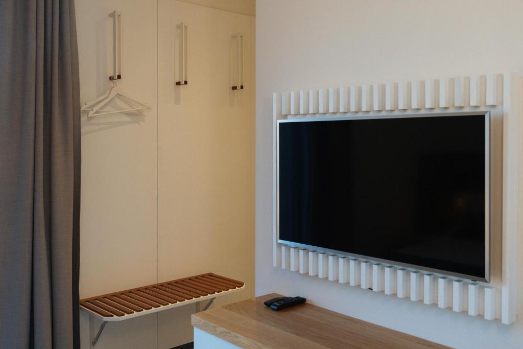 TV a/nebo společenská místnost v ubytování Colonna 24 Luxury Room in Portovenere near 5 Terre