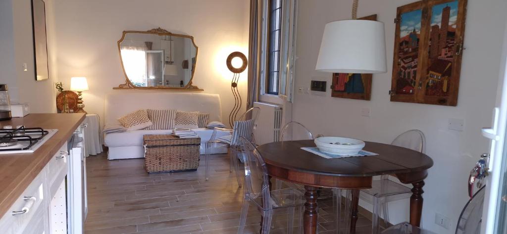 eine Küche mit einem Tisch und ein Wohnzimmer in der Unterkunft Minimal Chic House in Bologna