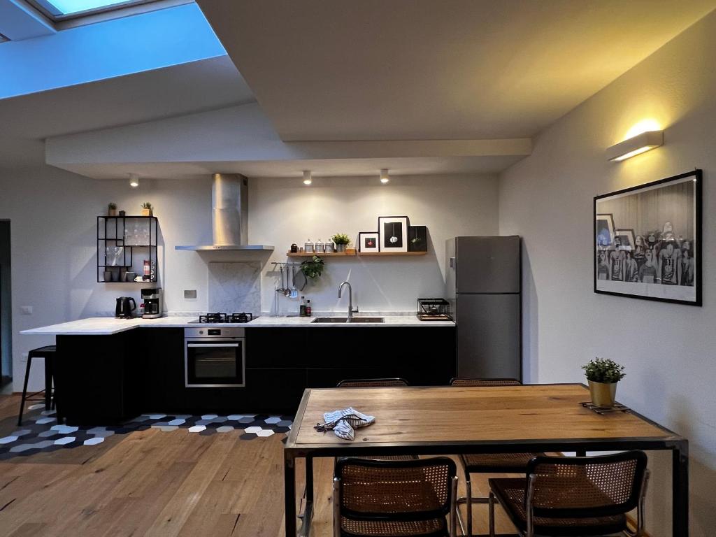 kuchnia ze stołem oraz kuchnia z lodówką w obiekcie Gualchierina apartment w mieście Prato