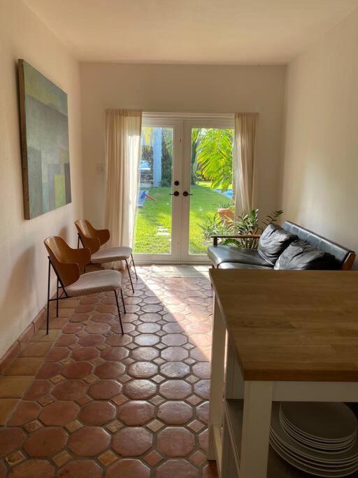 Miami guest house with large pool - One-Bedroom House