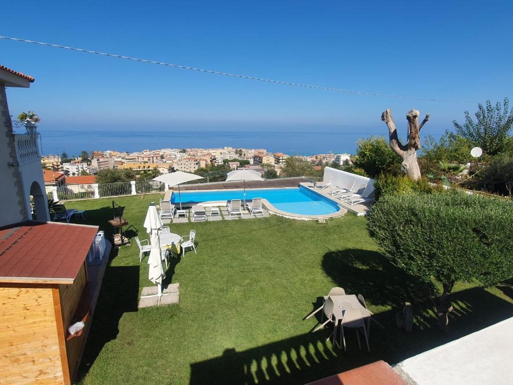 Bazén v ubytování Appartamenti Borgo Panoramico N 4 nebo v jeho okolí