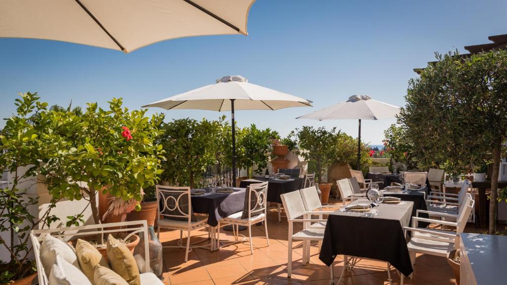 A restaurant or other place to eat at Molo Luxury Suites Puerto Banus