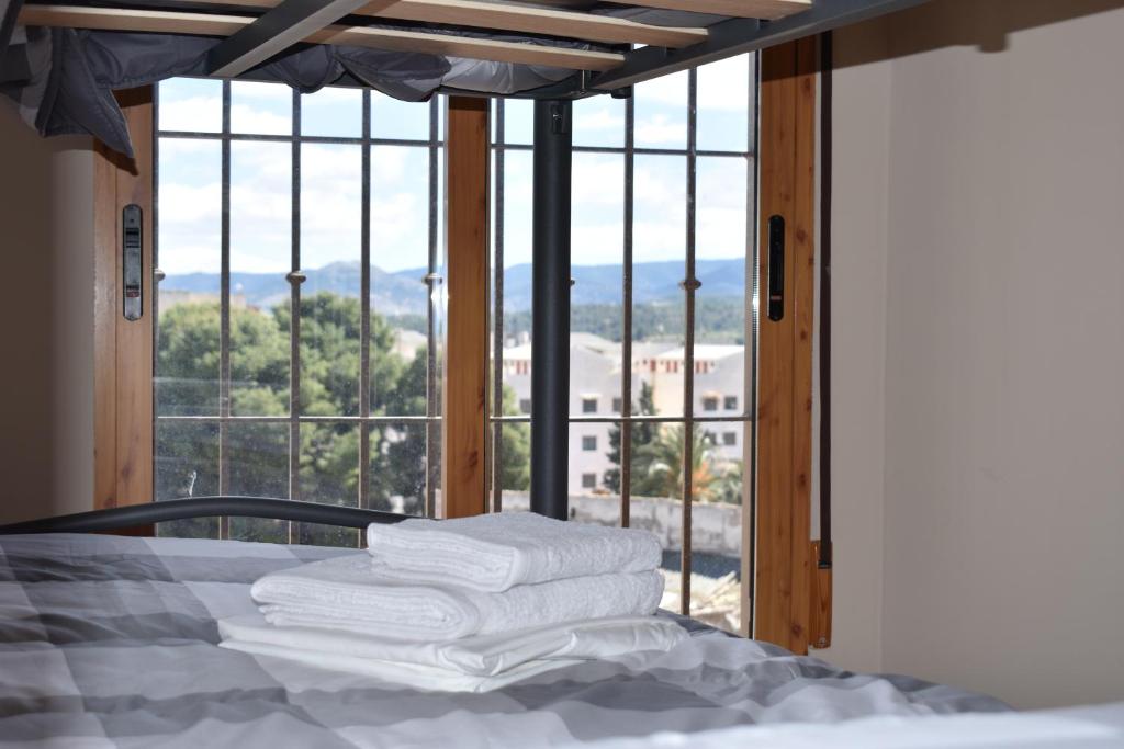 Caravaca Luna Ballesta في كارافاكا دي لا كروز: غرفة نوم بسرير ونافذة كبيرة