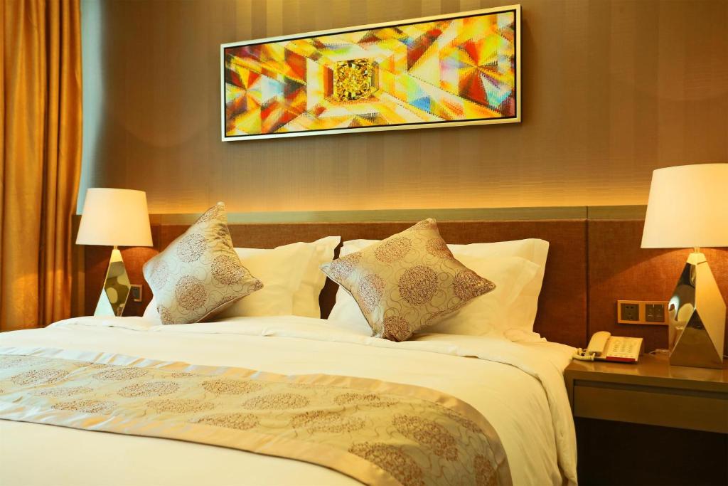 Postel nebo postele na pokoji v ubytování Shenzhen Baoan PLUS Gems Cube Hotel