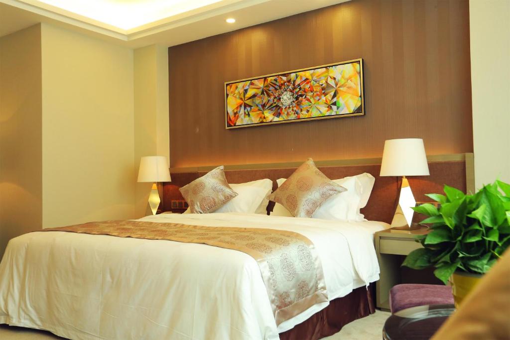 Postel nebo postele na pokoji v ubytování Shenzhen Baoan PLUS Gems Cube Hotel