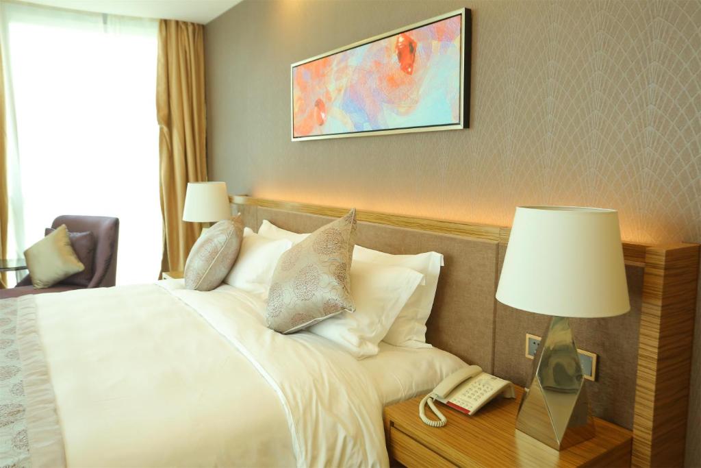 Postel nebo postele na pokoji v ubytování Shenzhen Baoan PLUS Gems Cube Hotel