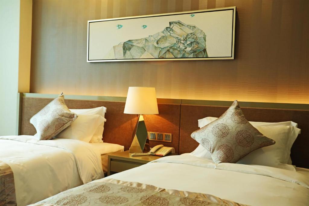 Postel nebo postele na pokoji v ubytování Shenzhen Baoan PLUS Gems Cube Hotel
