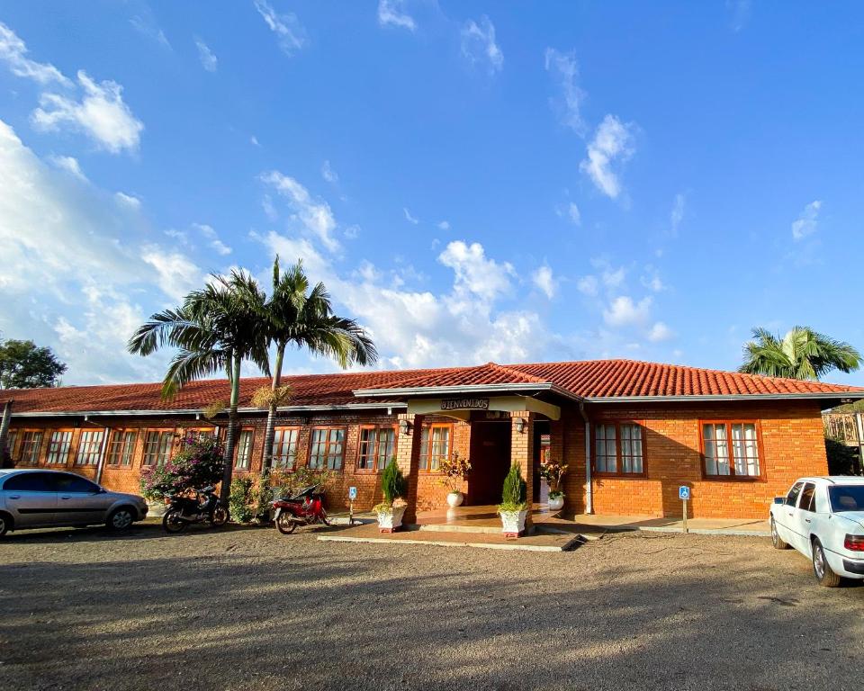un bâtiment avec un palmier en face dans l'établissement Puma Resort Hotel, à Doctor Juan León Mallorquín