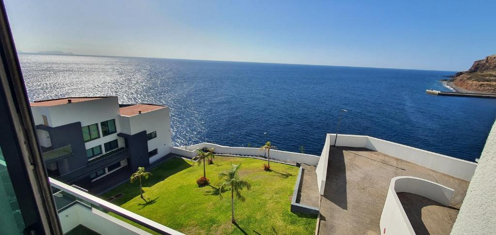 Vom Balkon eines Gebäudes genießen Sie Meerblick. in der Unterkunft Apartamento T2-5m Aeroporto CR7 in Santa Cruz