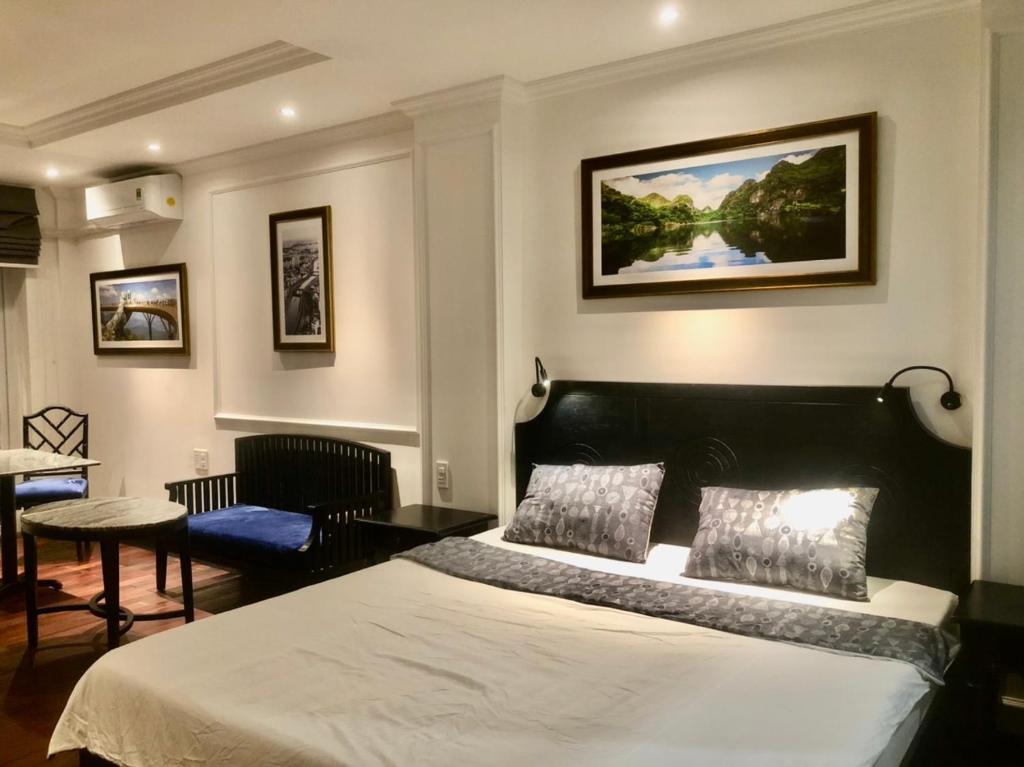 1 dormitorio con 1 cama, mesa y sillas en My Stay Hotel & Apartment, en Ho Chi Minh