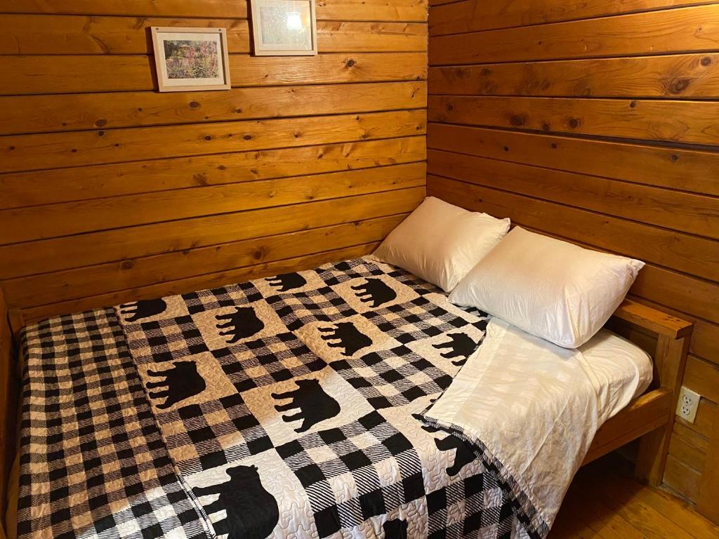 1 dormitorio con 1 cama en una cabaña de madera en Poolside Rustic Cabin with Amazing Views, en Salisbury