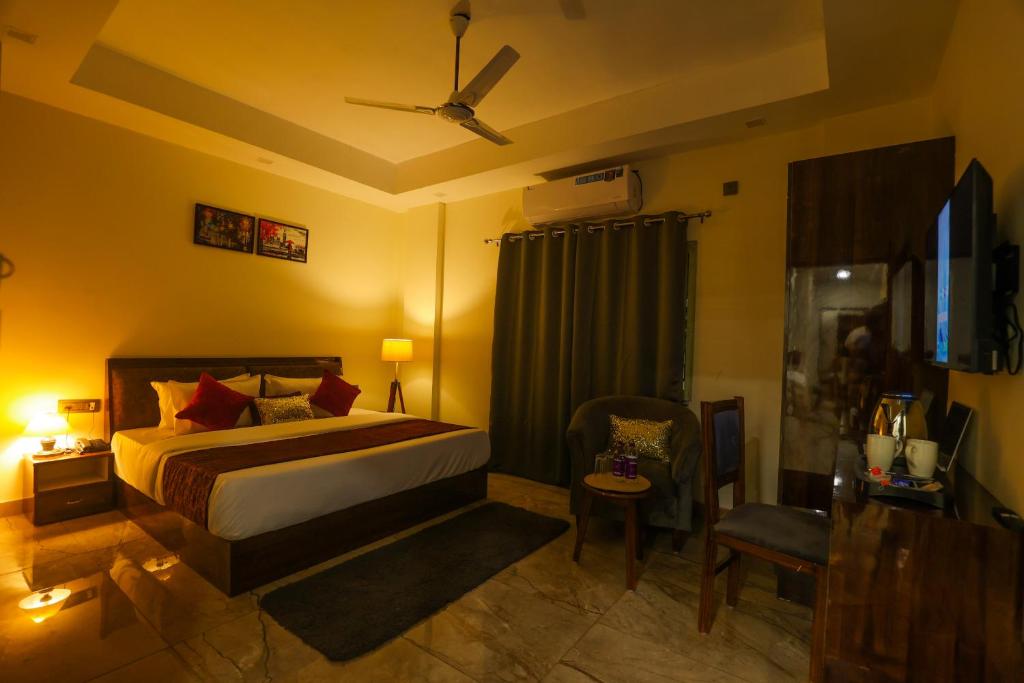 a hotel room with a bed and a tv at Perfect Stayz Aiims - Hotel Near Aiims Rishikesh in Rishīkesh