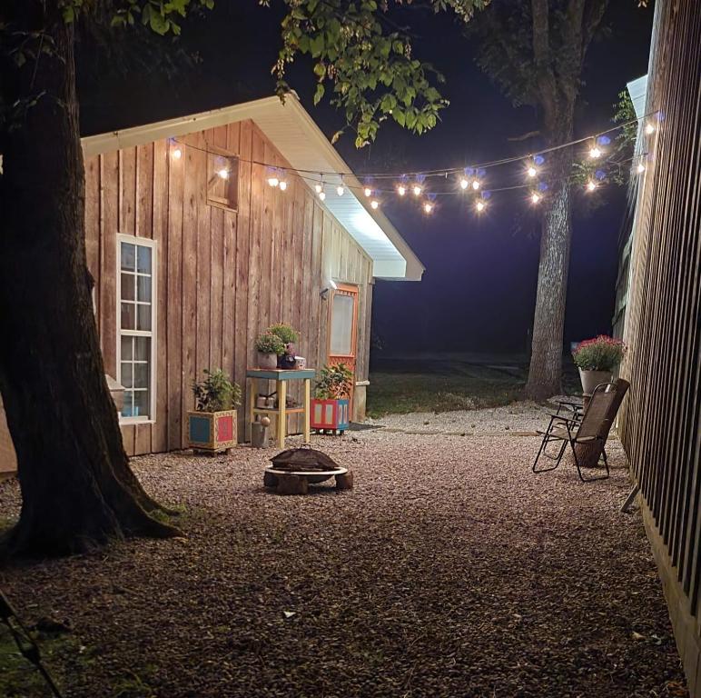 une grange avec des lumières sur son côté la nuit dans l'établissement The Little House at EVOO, à Cookeville