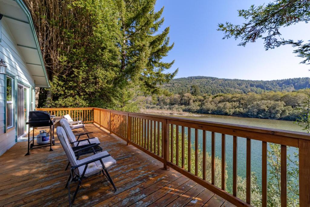 Redwoods on the River Retreat, Smith River – Updated 2023 Prices