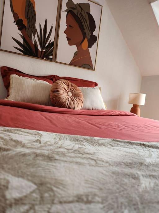 - un enfant dormant sur un lit dans une chambre dans l'établissement Gîte Animals King'Dôme 8min du Zoo de Beauval, à Noyers-sur-Cher