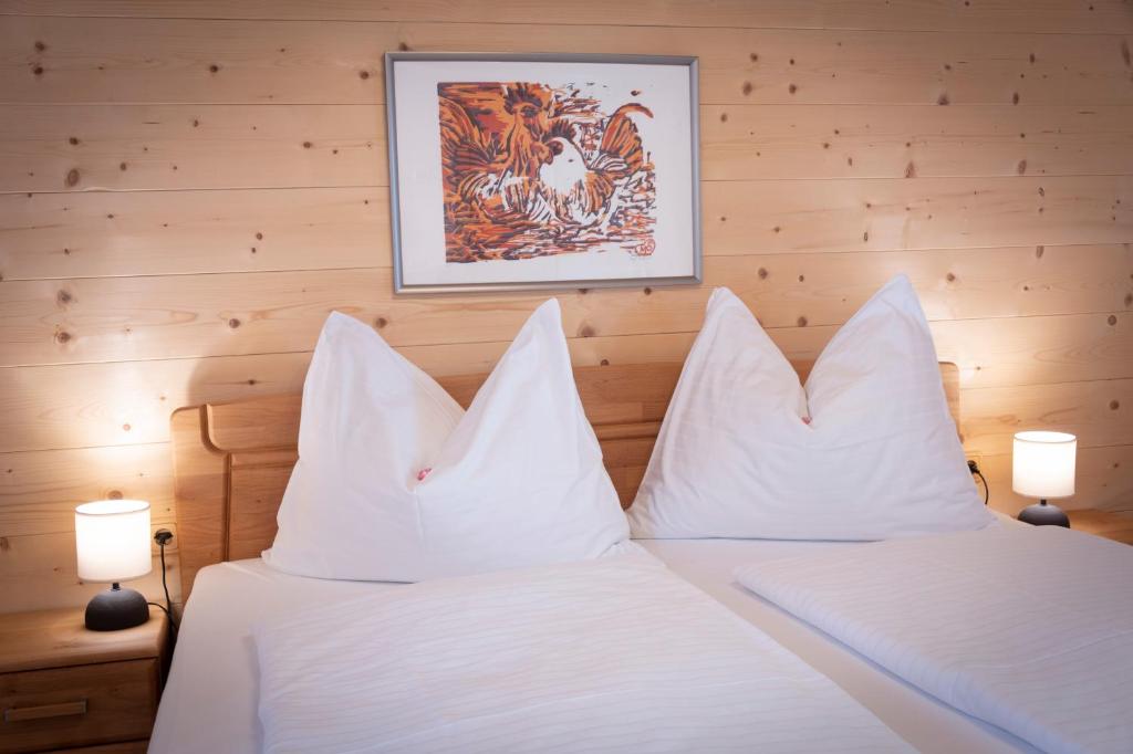 Postel nebo postele na pokoji v ubytování Ferienwohnung Dichtlbauer