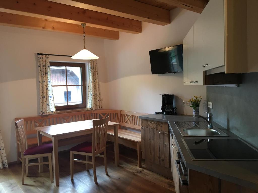 Kuchyň nebo kuchyňský kout v ubytování Ferienwohnung Dichtlbauer