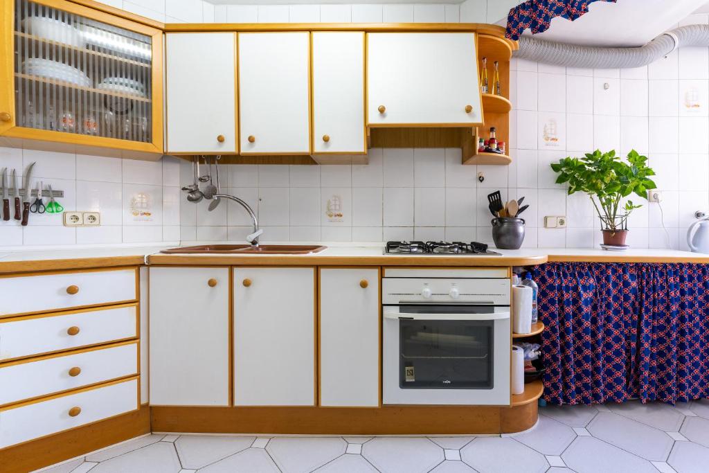 A kitchen or kitchenette at Apartamento Torres ll