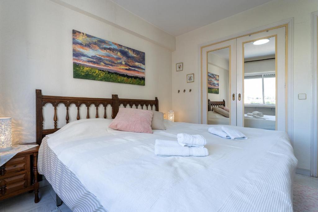 A bed or beds in a room at Apartamento Torres ll