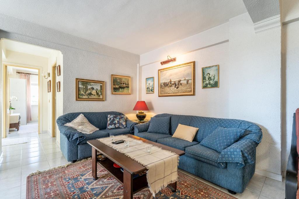 A seating area at Apartamento Torres ll