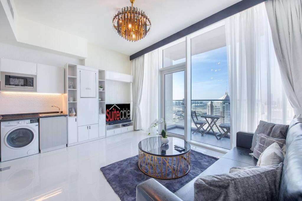ein Wohnzimmer mit einem Sofa und einem Tisch in der Unterkunft Breathtaking view compact & modern spacious studio in Dubai