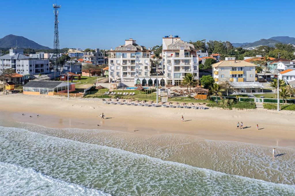 an aerial view of a beach with people in the water at Ingleses Palace Hotel in Florianópolis