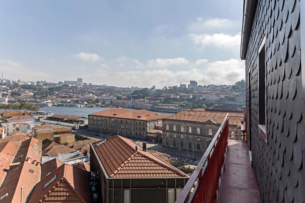 Wonderful Flat Near River w/ AC by LovelyStay
