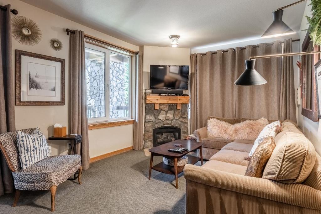 uma sala de estar com um sofá e uma lareira em Ski in Ski Out Juniper Springs Lodge #351 Luxury Slope-side 2 Bedrm 2 Bath End Unit! em Mammoth Lakes