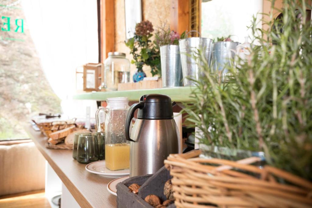 Příslušenství pro přípravu čaje a kávy v ubytování Hotel Rural El Refugio - Adults Only