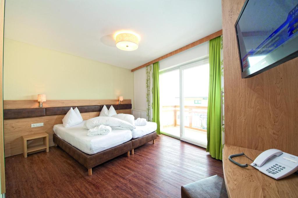 Ένα ή περισσότερα κρεβάτια σε δωμάτιο στο Hotel ALPINA