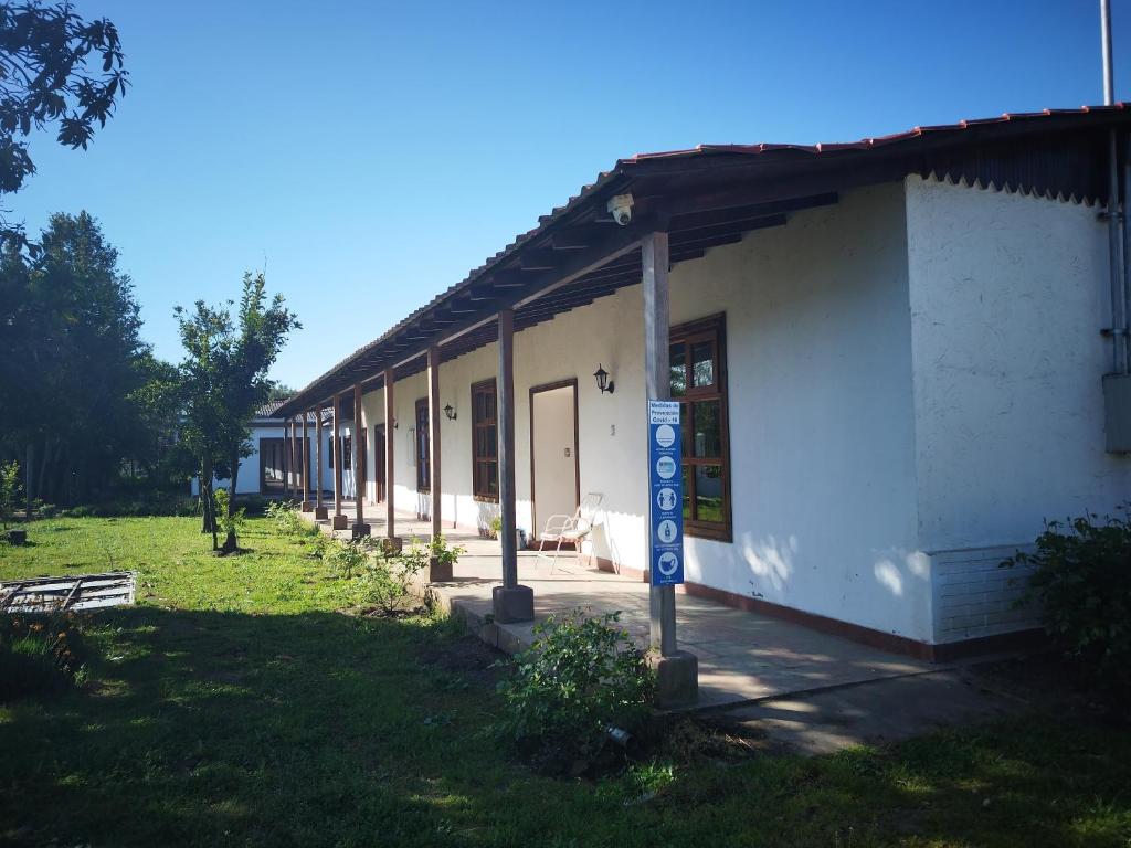 a building with a sign in front of it at Quinta el Rosal in Parral