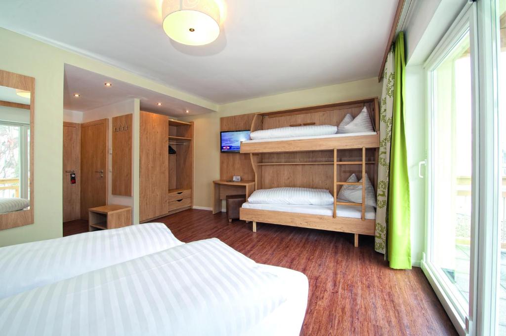 Ένα ή περισσότερα κρεβάτια σε δωμάτιο στο Hotel ALPINA
